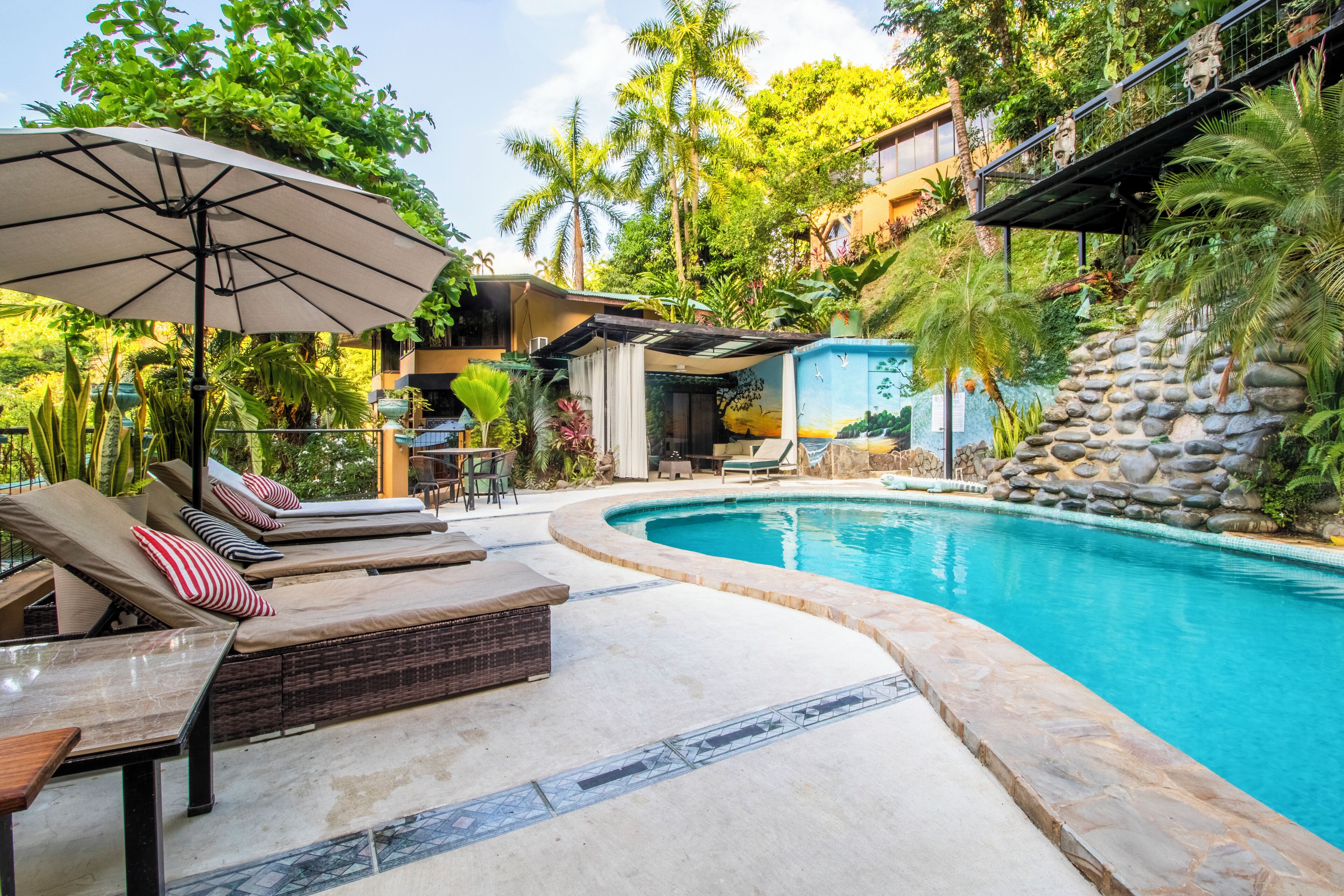 室外游泳池，開放時間為 07:30 至 22:00，提供日光浴躺椅