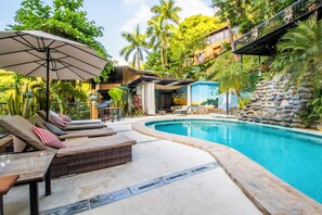 Piscine extérieure, chaises longues