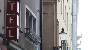 A hotel sign with the name "Villette" and a "HOTEL" sign below it. - Hotel Villette (Zürich)