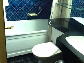 Suite, Kitchen | Bathroom | Shower, hair dryer, towels - Hotel Villette (Zürich)