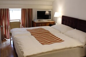 Double Room, Shared Bathroom | Premium bedding, pillowtop beds, in-room safe, desk - Hotel Villette (Zürich)