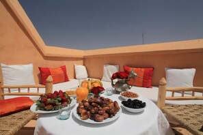 Daily cooked-to-order breakfast (EUR 9 per person) - Riad Dar Aicha en Exclusivité (Marrakech)