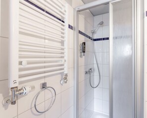 Shower, eco-friendly toiletries, hair dryer, soap - a&o Berlin Hauptbahnhof (Berlin)