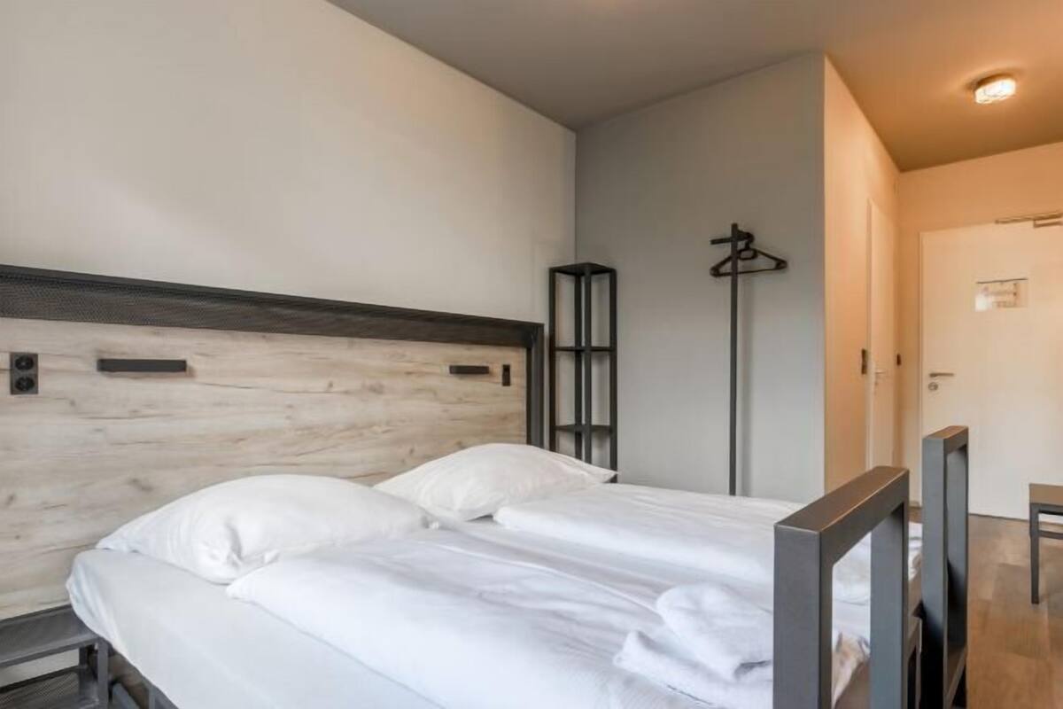 Caja fuerte, escritorio, cortinas opacas y tabla de planchar con plancha