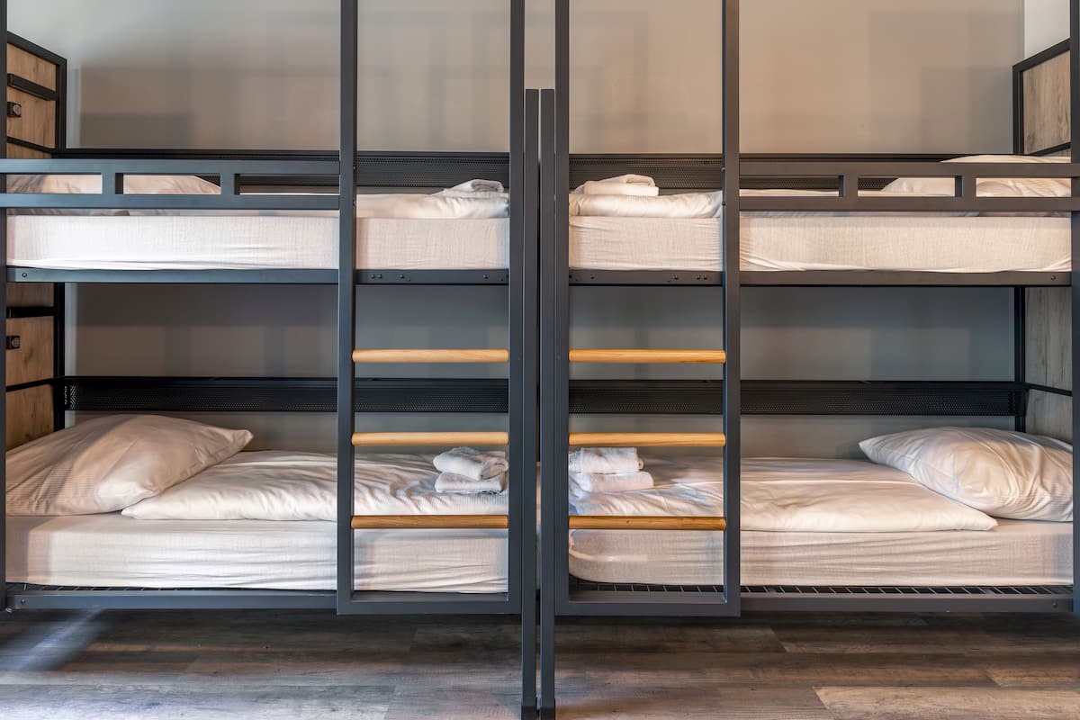 Dormitorio compartido, dormitorio mixto | Caja de seguridad en la habitación, escritorio y cortinas blackout