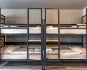 In-room safe, desk, blackout curtains, iron/ironing board - a&o Berlin Hauptbahnhof (Berlin)