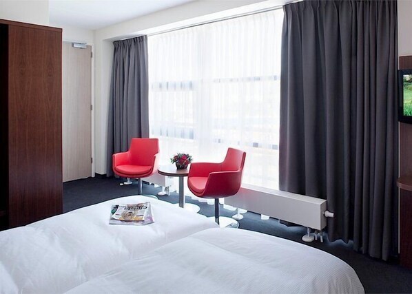 خزنة داخل الغرفة وأسرّة أطفال/رضّع وخدمة الإنترنت ومُنبهات