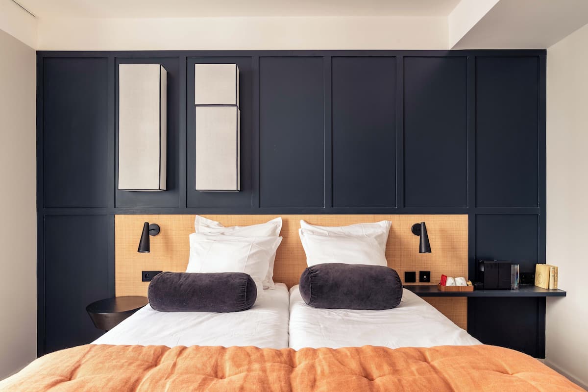 Luxe beddengoed, individueel gedecoreerd, een bureau, een laptopwerkplek