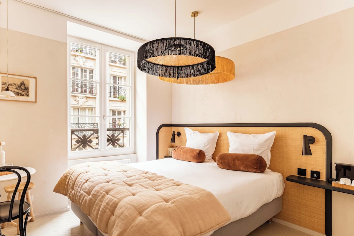 Premium tweepersoonskamer | Luxe beddengoed, individueel gedecoreerd, een bureau, een laptopwerkplek