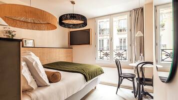 Habitación doble estándar | Ropa de cama de alta calidad, decoración personalizada y escritorio