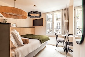 Superior-Doppelzimmer | Hochwertige Bettwaren, individuell dekoriert, Schreibtisch