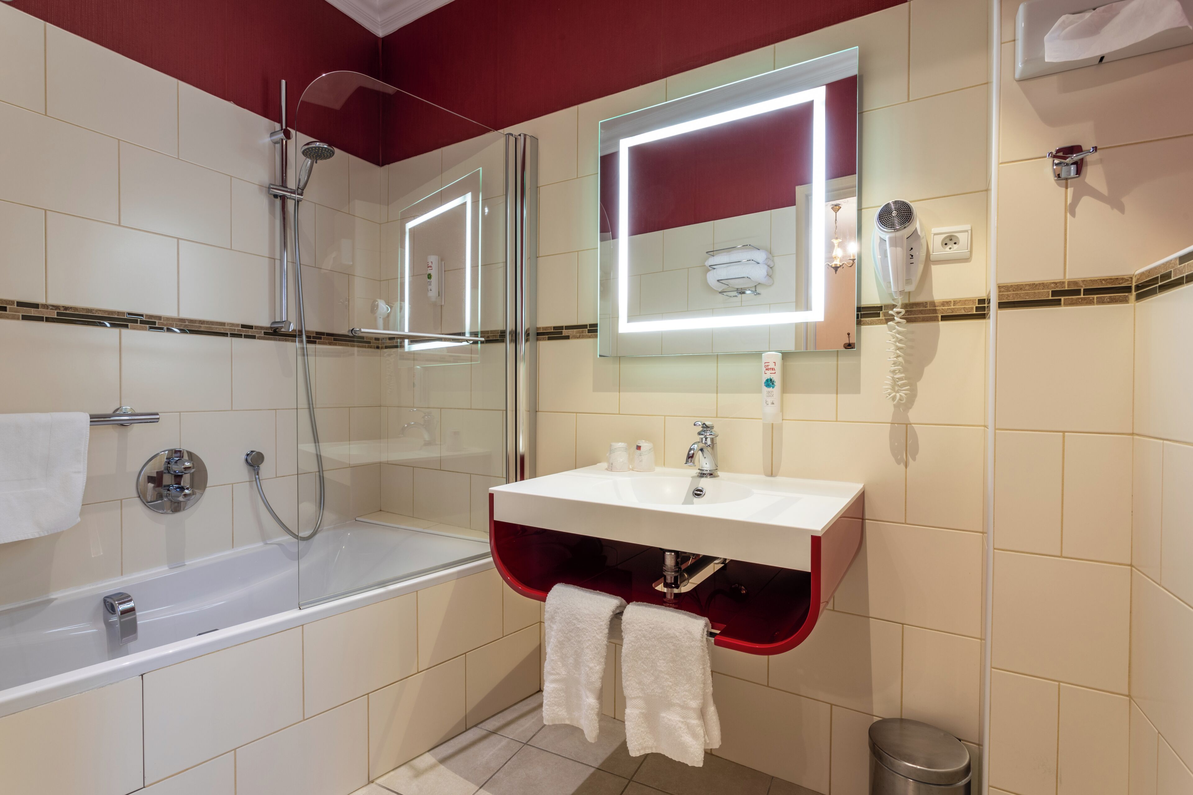 Standaard Twin kamer | Badkamer | Een haardroger, handdoeken, zeep, shampoo
