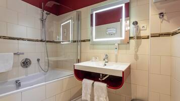 Standaard Twin kamer | Badkamer | Een haardroger, handdoeken, zeep, shampoo