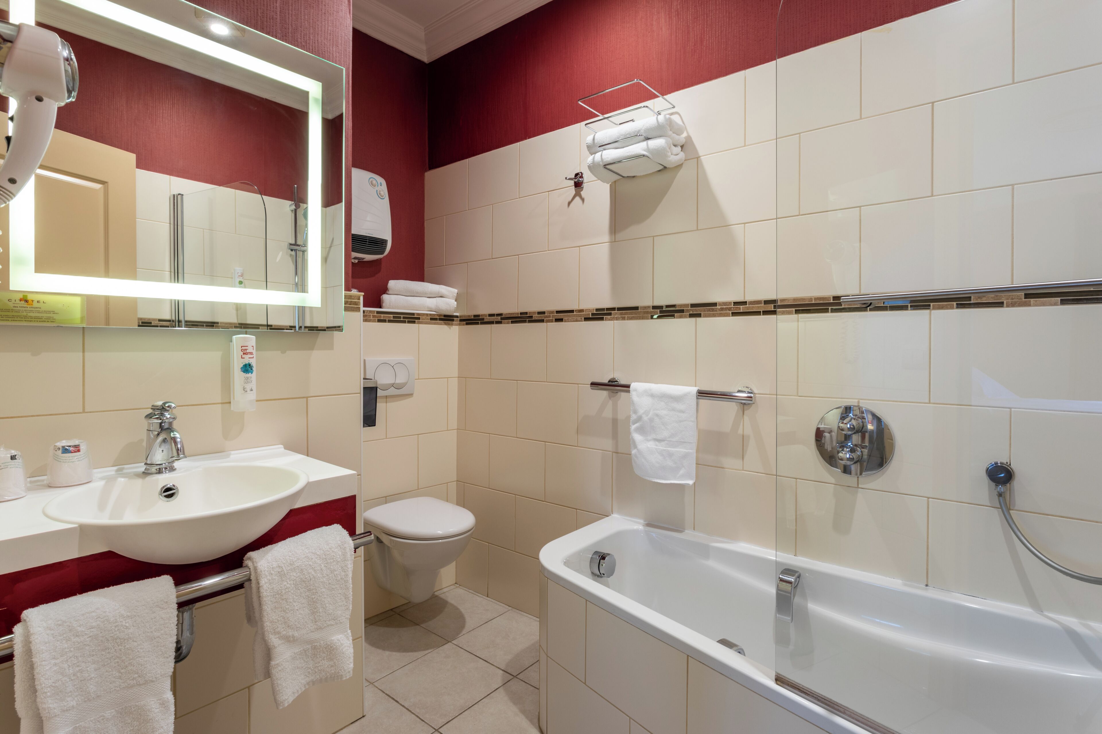 Un baño con lavamanos, inodoro y bañera.