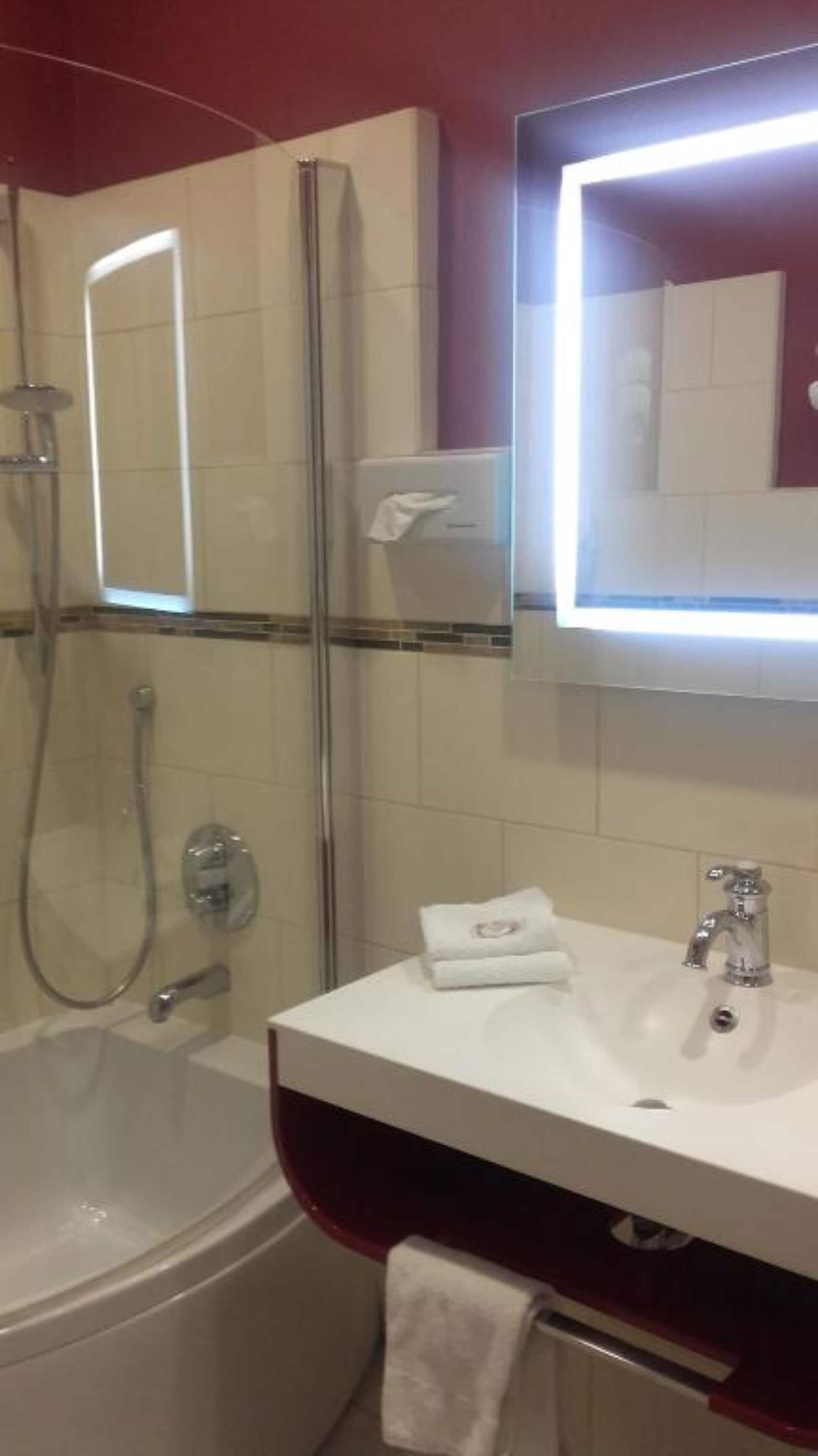 chambre single | bathroom | hair dryer, towels, soap, shampoo