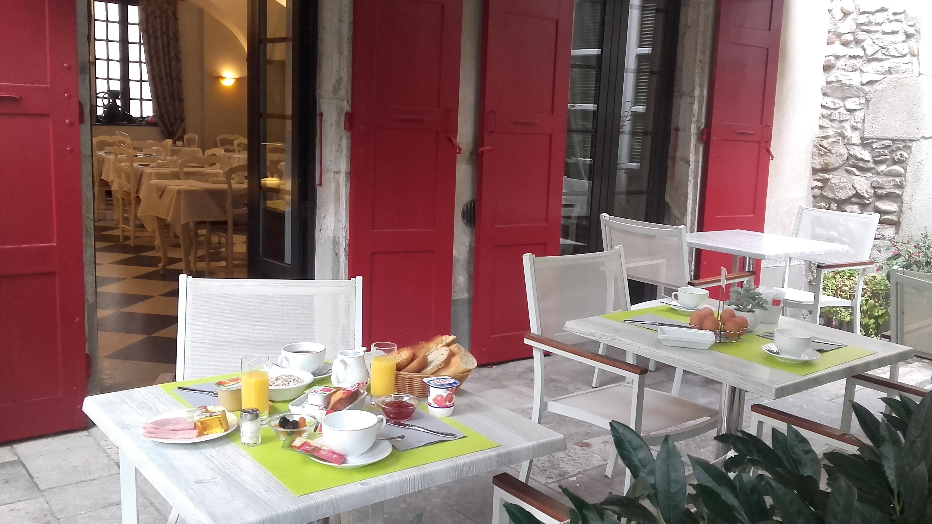 Petit déjeuner buffet (12 EUR par personne)