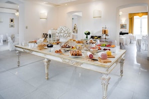Café da manhã com buffet grátis todos os dias