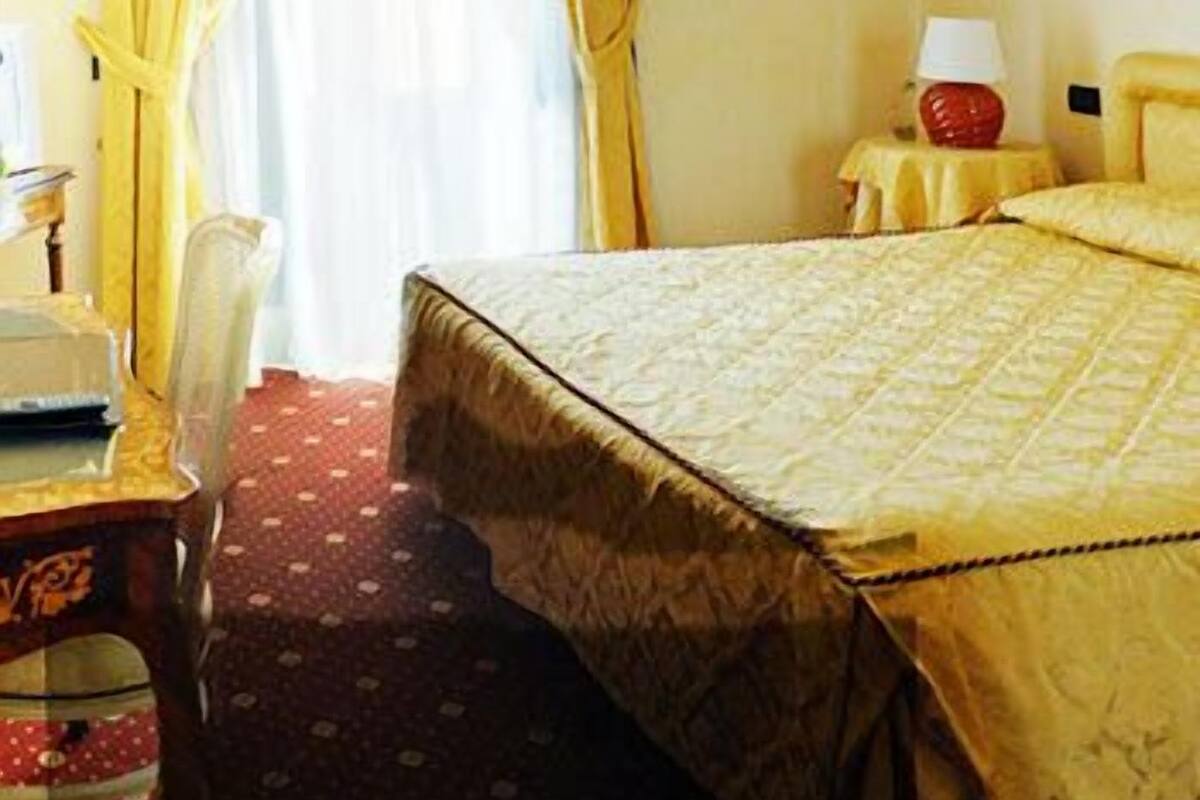 Minibar, in-room safe, desk, cribs (free)
