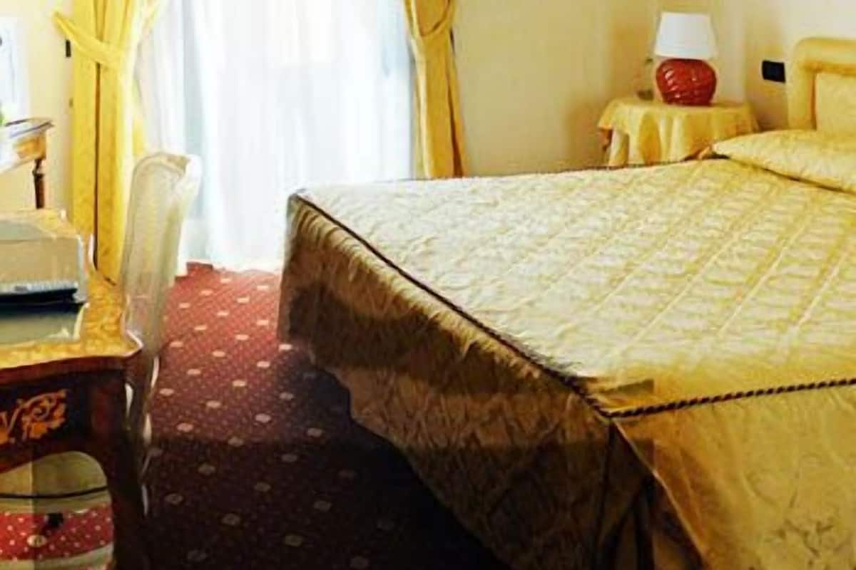 Minibar, in-room safe, desk, free cots/infant beds