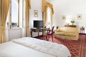 Minibar, in-room safe, desk, free cribs/infant beds - Grande Albergo Internazionale (Brindisi)