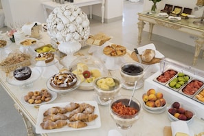 Buffet déjeuner gratuit tous les jours