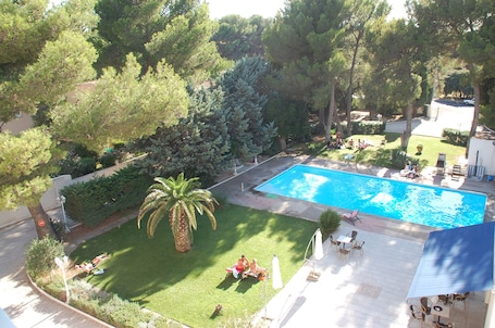 Seasonal outdoor pool, pool umbrellas, sun loungers