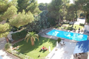 Seasonal outdoor pool, pool umbrellas, sun loungers