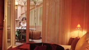 A bedroom with a bed, a bedside table, and a lamp. - Citotel Le Mirage (Istres)