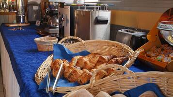 朝食 (ビュッフェ)、毎日提供 (1 名様 10.9 EUR)