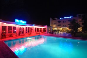 Seasonal outdoor pool, pool umbrellas, sun loungers - Citotel Le Mirage (Istres)