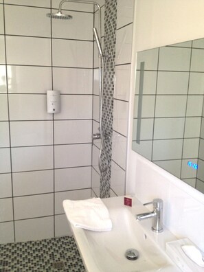 Bathroom shower - Citotel Le Mirage (Istres)