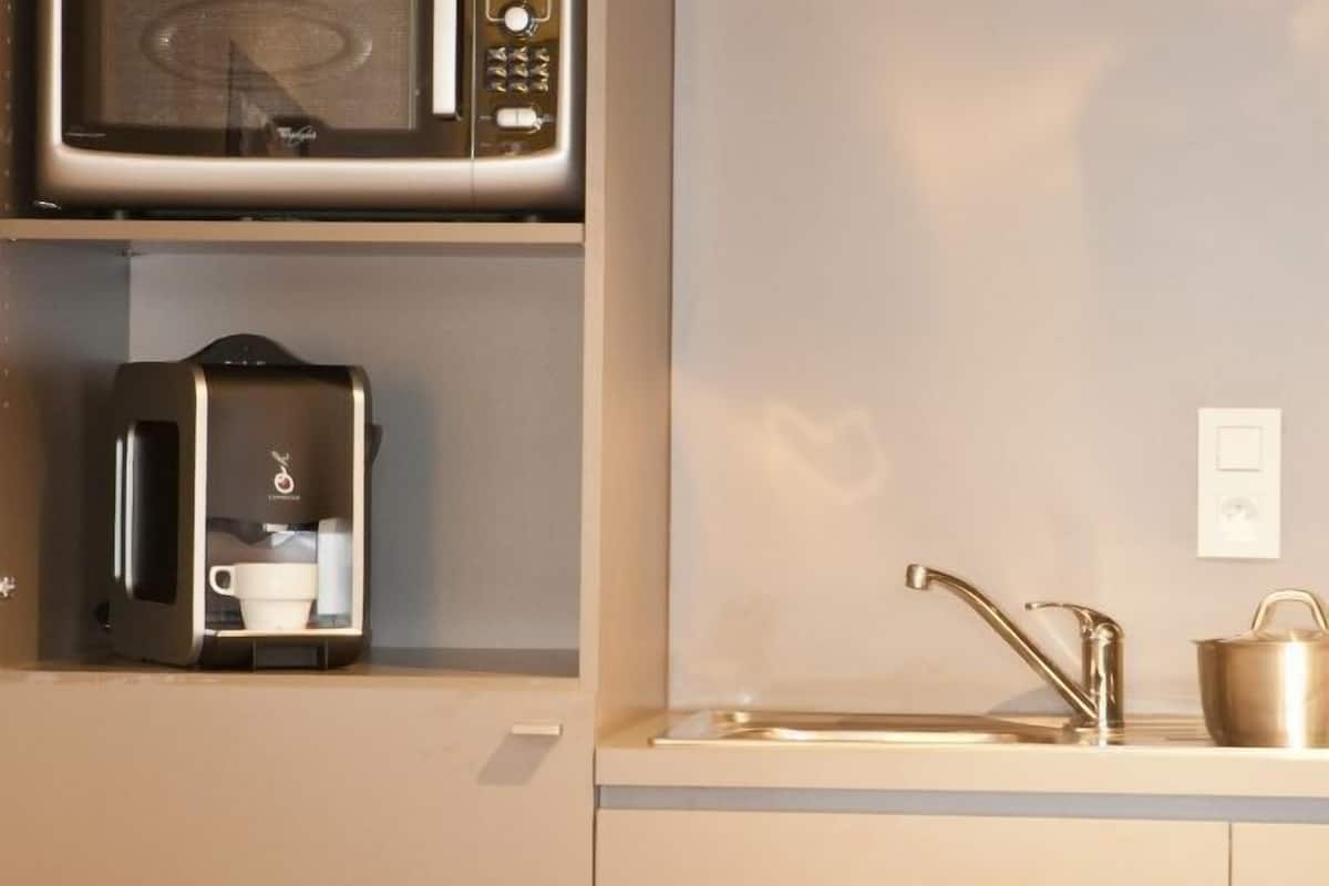 fridge, espresso maker, coffee/tea maker, electric kettle