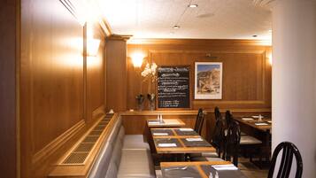 Serveert ontbijt, lunch en diner