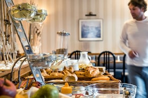 Tägliches inbegriffenes Frühstücksbuffet