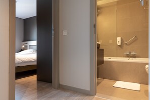 Premium bedding, in-room safe, individually decorated, laptop workspace - Aparthotel Castelnou (Ghent)