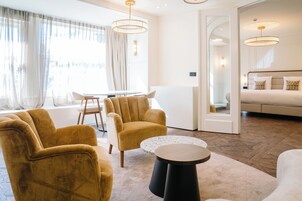 Suite de lujo | Ropa de cama hipoalergénica, caja fuerte, escritorio y cortinas opacas