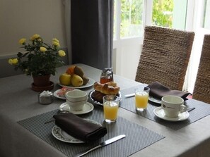 Desayuno todos los días (con cargo) 