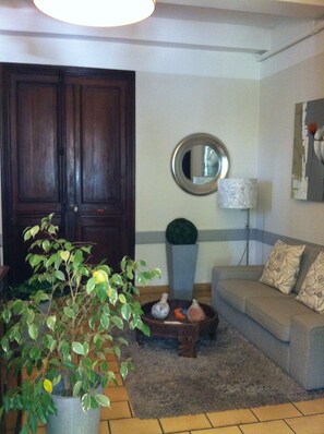 Unclassified image, 4 of 72, button - Hôtel de Provence (Orange)