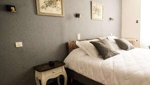 Premium bedding, in-room safe, iron/ironing board (on request) - Hôtel de Provence (Orange)