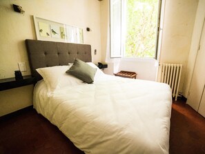 Sengetøy av topp kvalitet, safe på rommet og strykejern/-brett