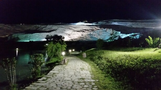 A stone pathway leading to a glacier illuminated by lights. - Hotel Pamukkale (Denizli)