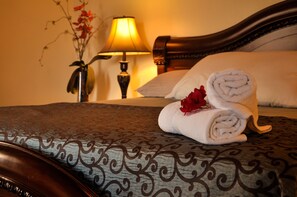 Suite de luxe, 1 llit de matrimoni gran, vistes al llac | Roba de llit d'alta qualitat, cobrellits i matalassos Tempur-Pedic 