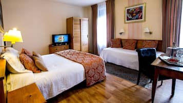 Habitación triple estándar | Sistema de insonorización, wifi gratis, ropa de cama