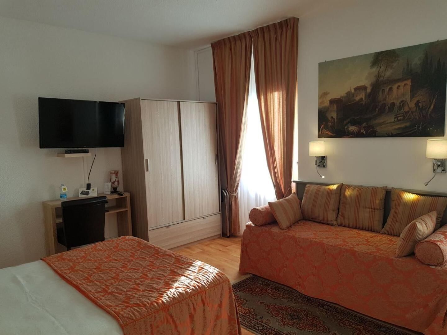 soundproofing, free wifi, bed sheets