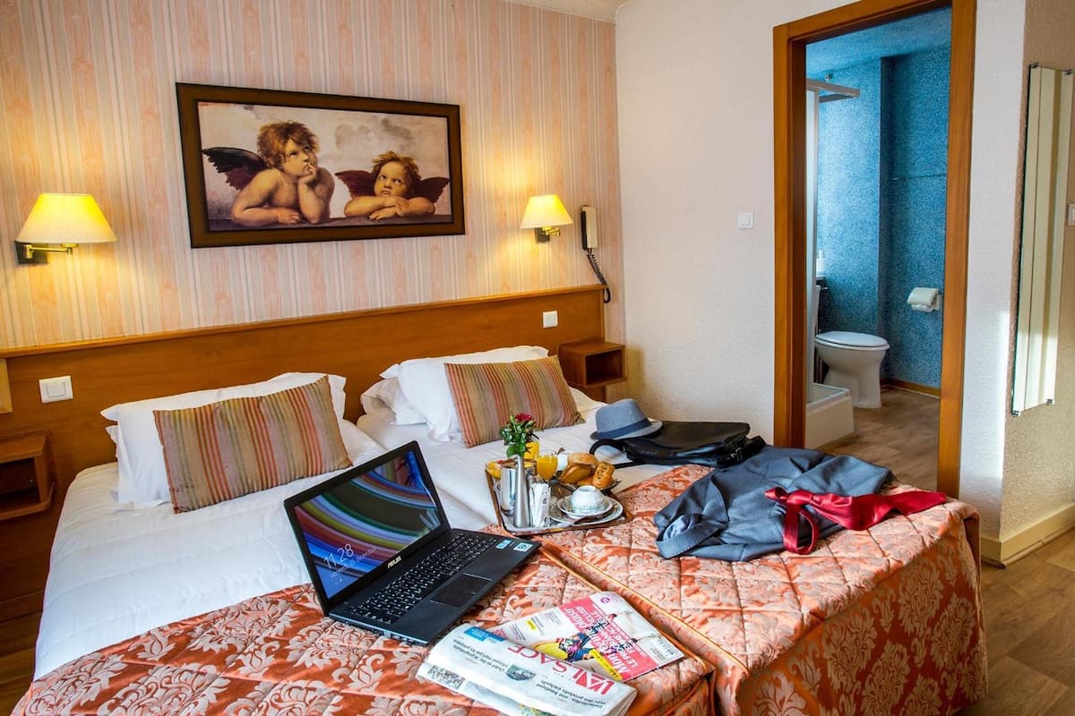 soundproofing, free wifi, bed sheets