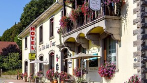 A hotel with a sign reading "HOTEL La Tête des Foux" and "Restaurant Vecchia Roma".
