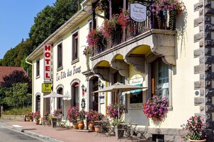 Um hotel com uma placa indicando "HOTEL La Tête des Foux" e "Restaurant Vecchia Roma".