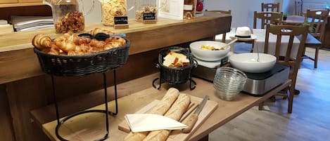 Petit déjeuner buffet servi tous les jours en supplément
