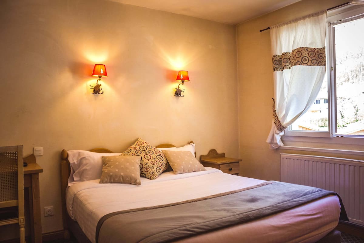 Triple Room | Desk, laptop workspace, blackout drapes, soundproofing