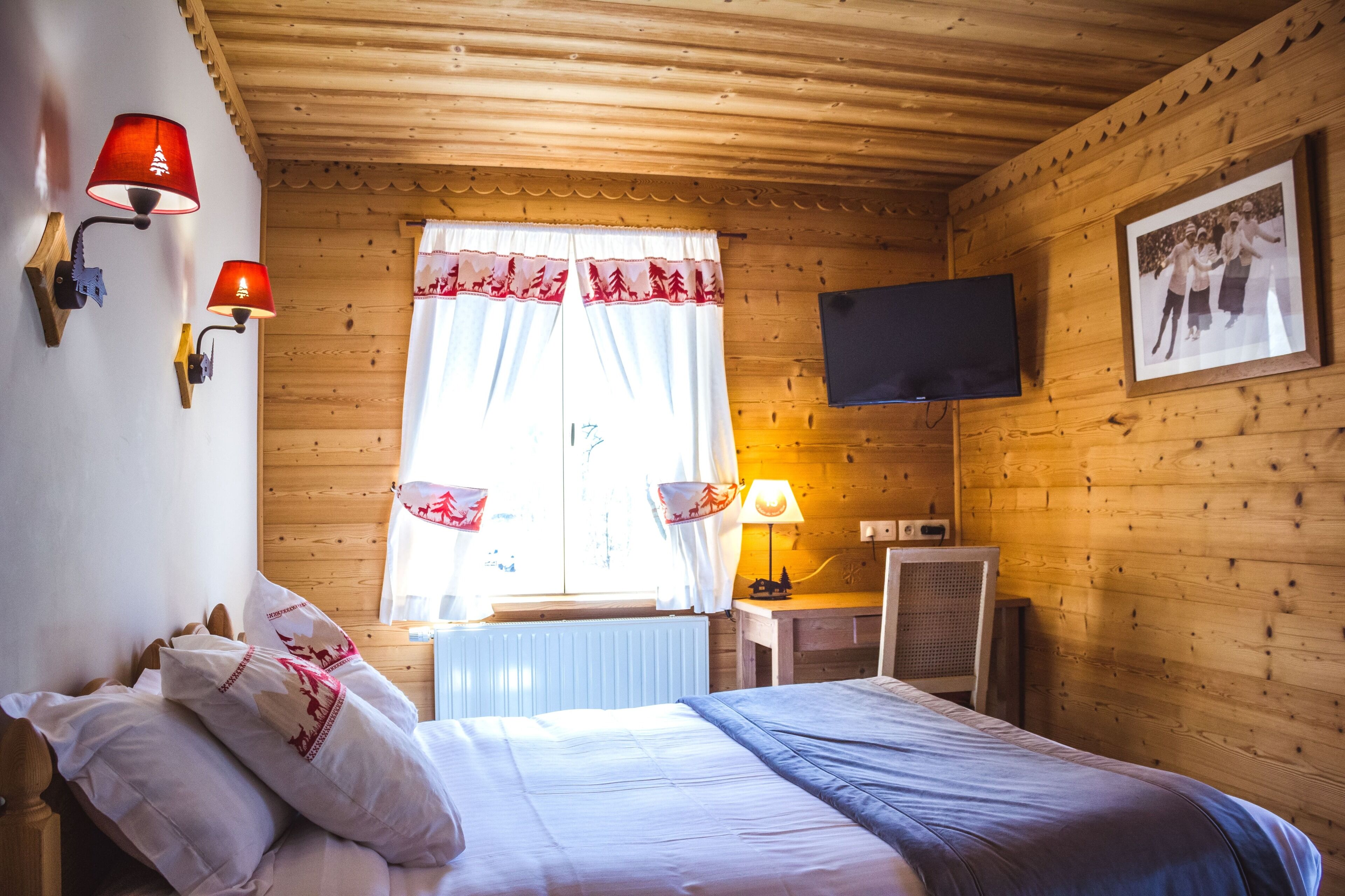 double room | desk, laptop workspace, blackout curtains, soundproofing